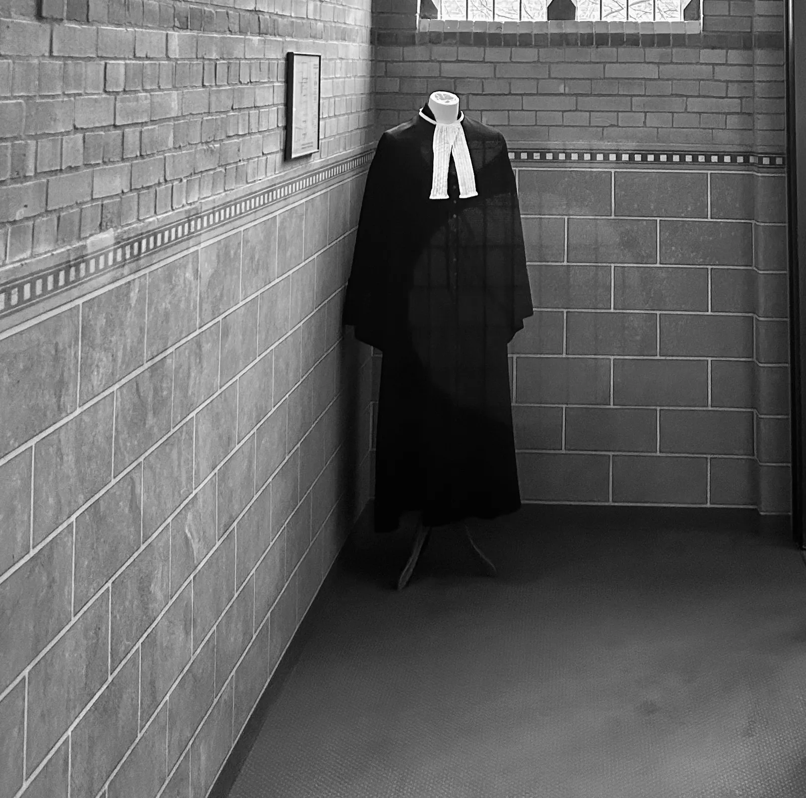 De toga in de monumentale gang van het kantoor aan de Godsweerdersingel